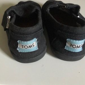 Toms Shoes - Tom’s black “Tiny Toms”T4 child’s Classic shoe Toms Shoes - Tom’s black “Tiny Toms”T4 child’s Classic shoe